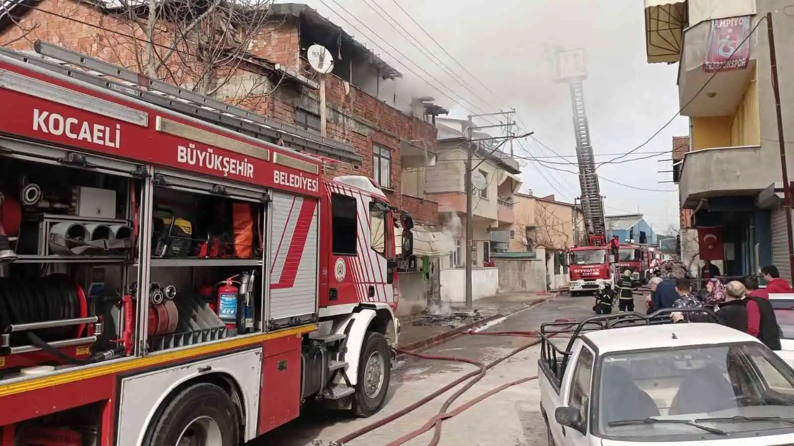 3 katlı binada çıkan yangın paniğe sebep oldu
