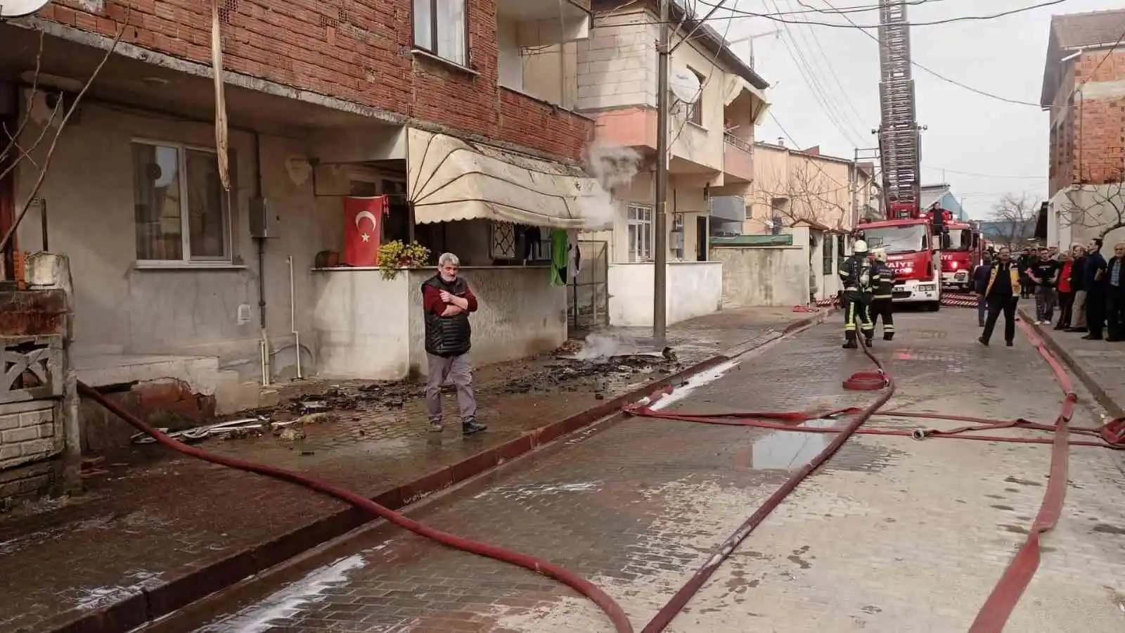 3 katlı binada çıkan yangın paniğe sebep oldu
