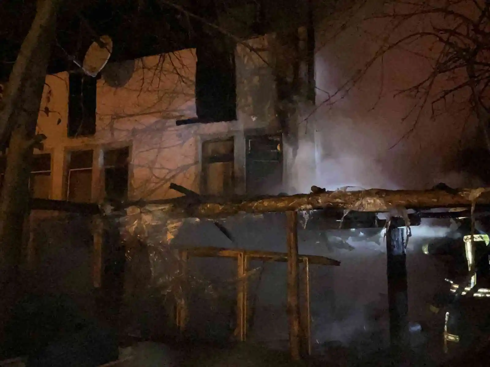 Alevlere teslim olan ev ve kümes küle döndü, 45 küçükbaş hayvan telef oldu
