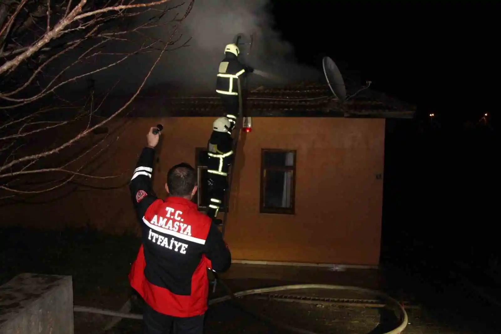 Amasya'da şömine bacasından çıkan kıvılcımlar yangına neden oldu
