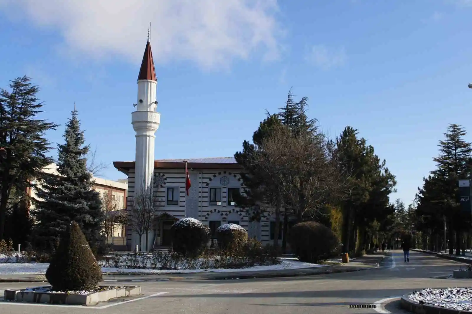 Anadolu Üniversitesi beyaza büründü
