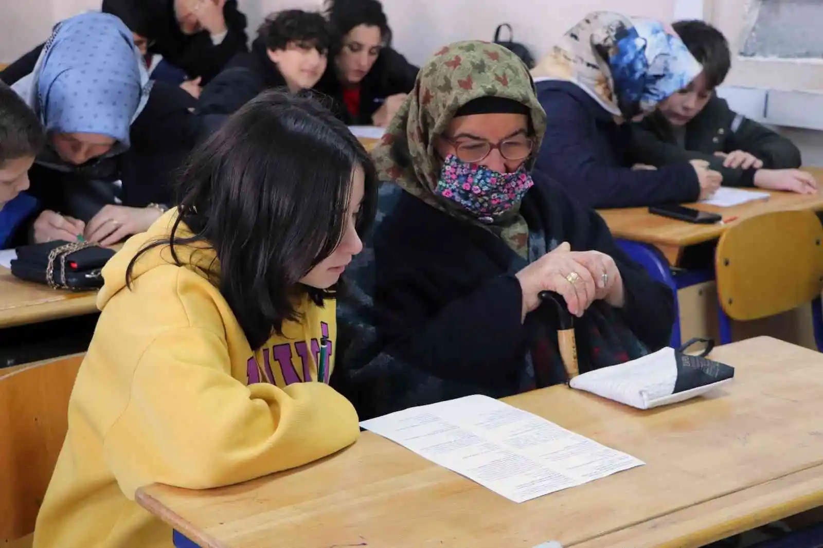 Anneanneler torunlarıyla aynı sırada sınava girdi
