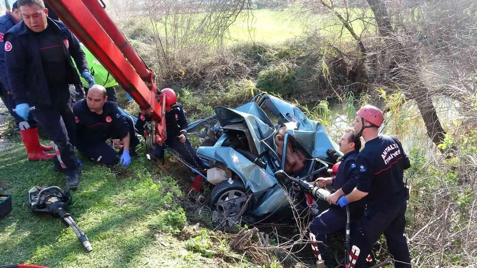 Antalya’da köprü demirine çarpan otomobilde babanın ardından, oğul da hayatını kaybetti
