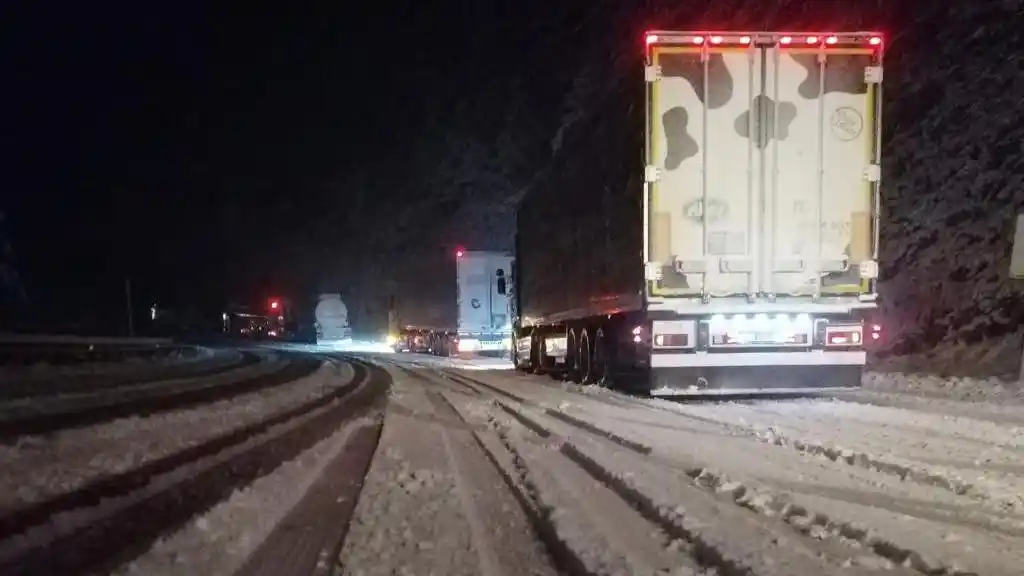 Antalya- Konya Kara Yolu tırların geçişine kapatıldı
