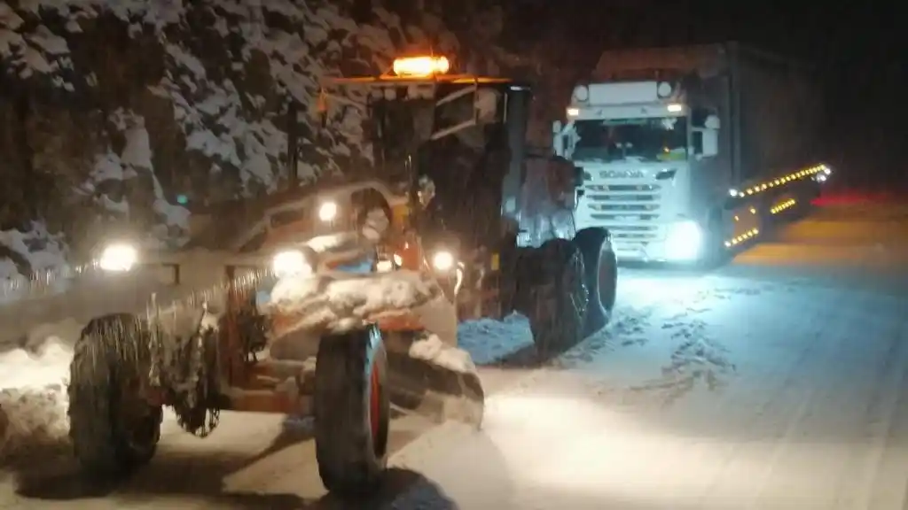 Antalya- Konya Kara Yolu tırların geçişine kapatıldı
