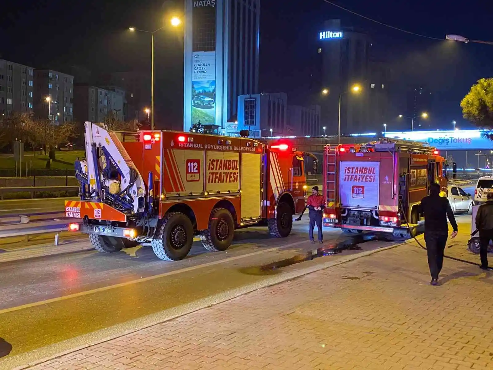 Ataşehir’de 14 yaşındaki sürücü demir korkuluklara çarptı: 2 yaralı
