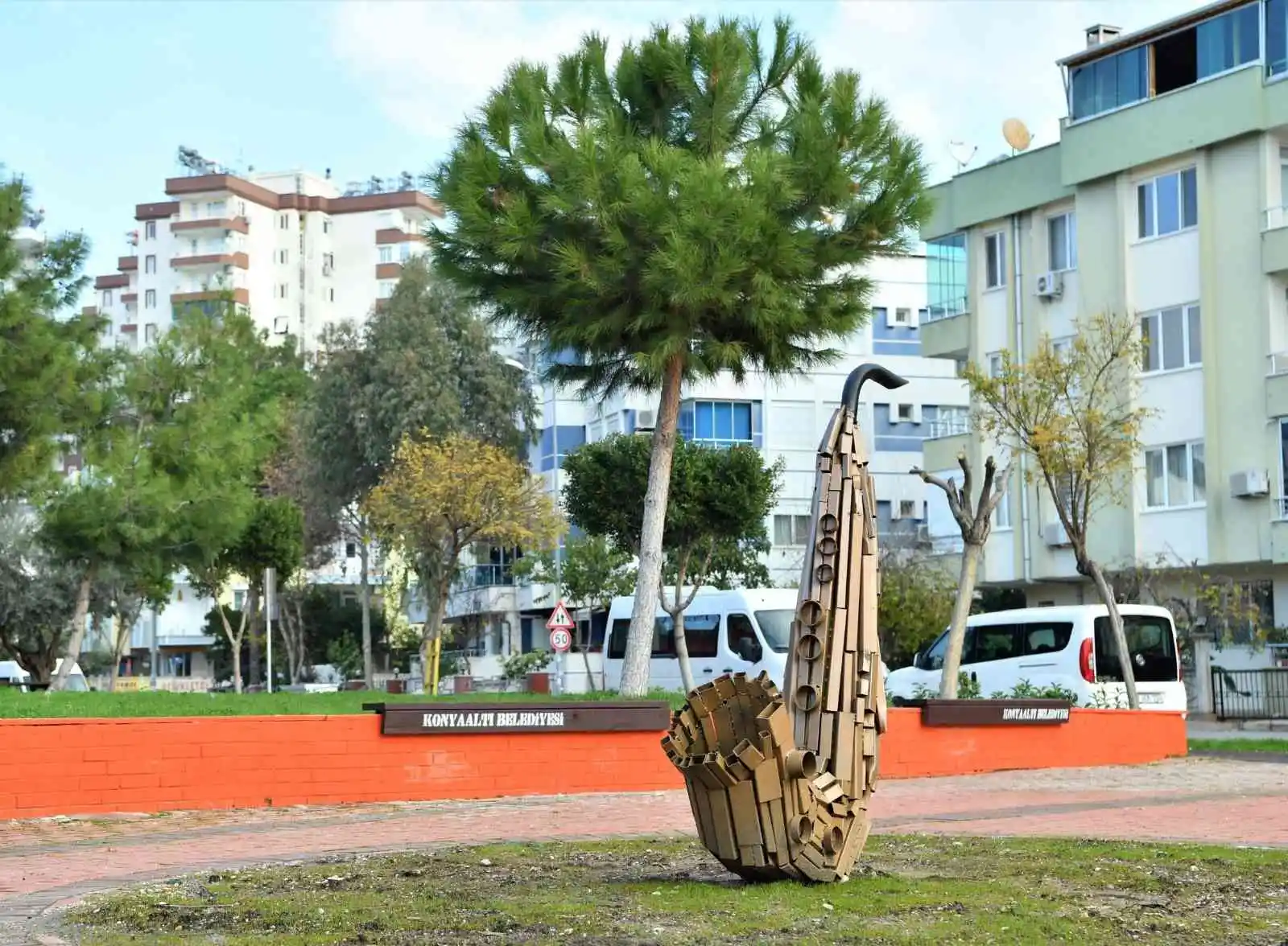 Atıklar parkta sanata dönüştü
