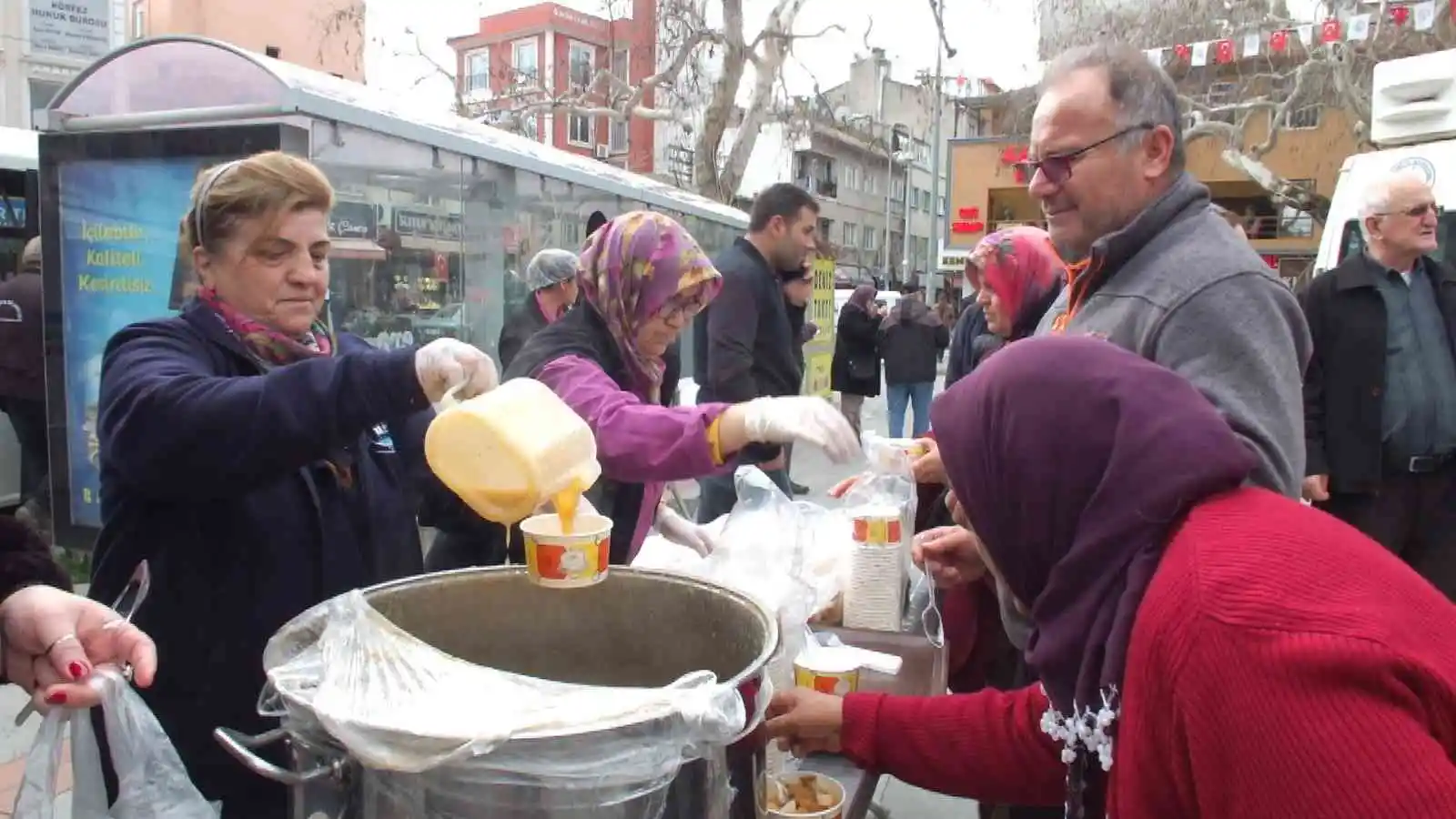 Balıkesir’de 2 bin kişiye zeytinyağlı çorba ikramı
