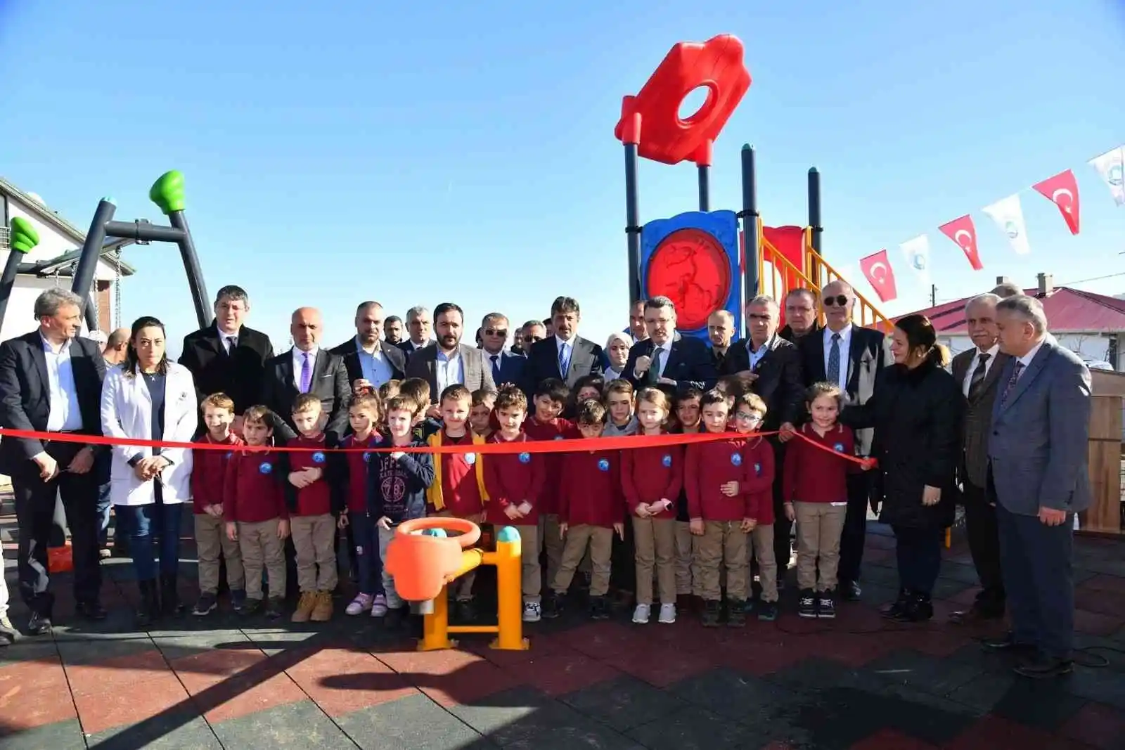 Başkan Genç, öğrencilere karne hediyesi olarak Akyazı Çocuk Parkı’nı hizmete açtı
