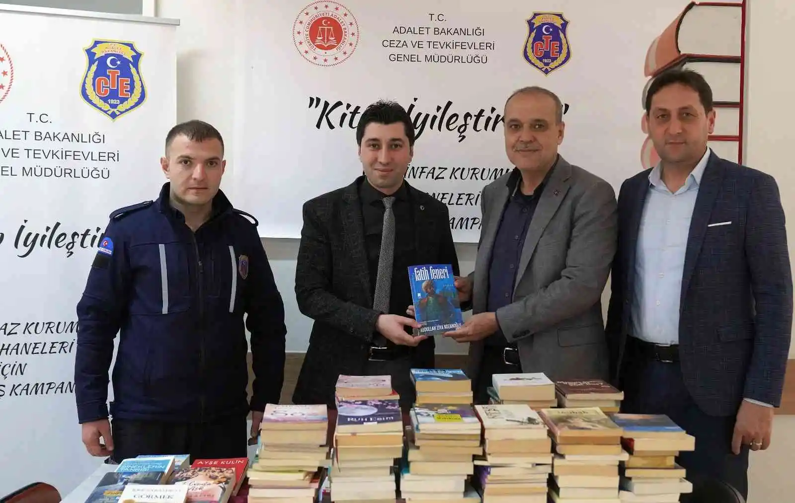 Başkan Uzundemir'den kitap bağışı
