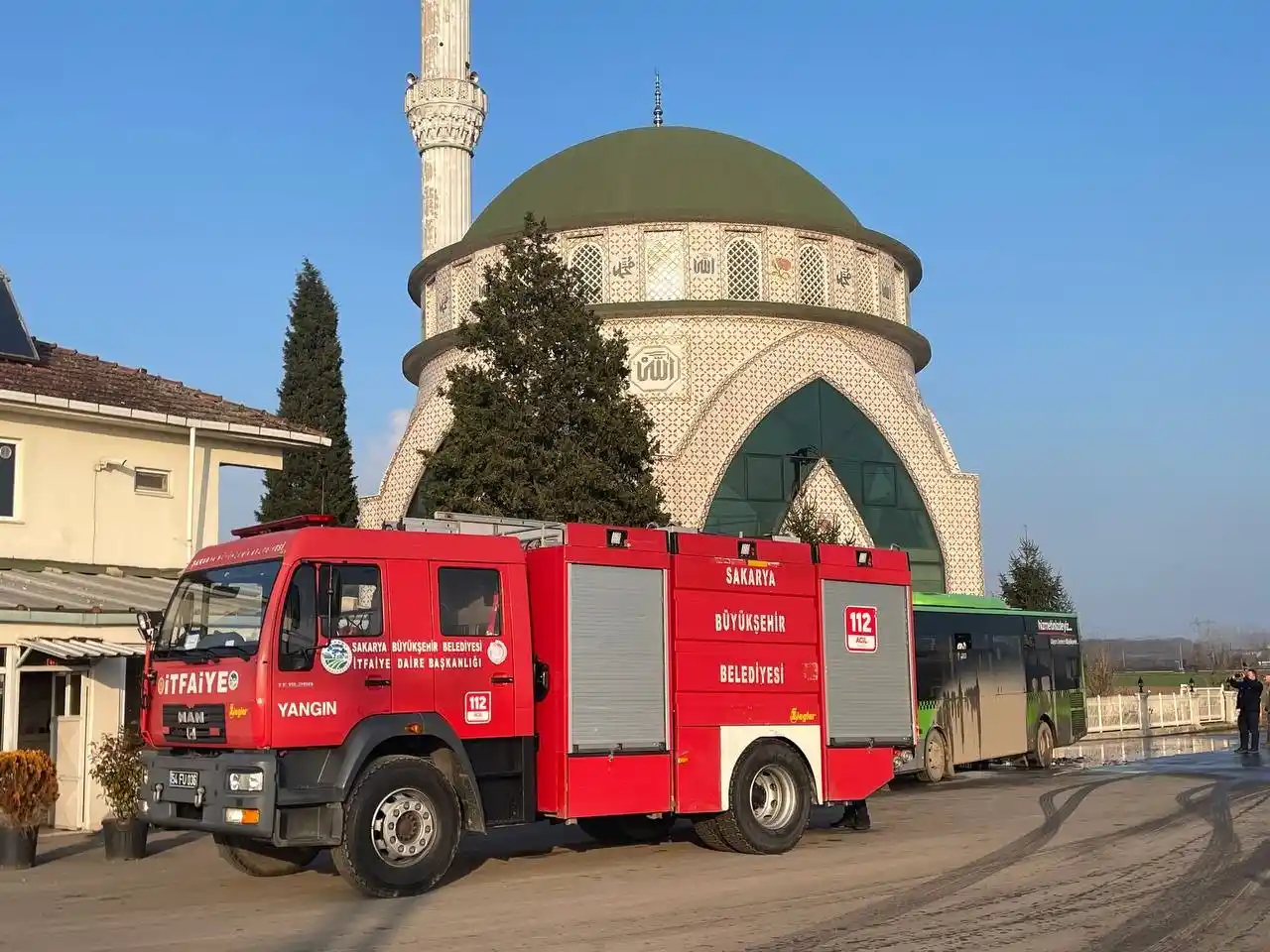 Belediye otobüsünün motor kısmında çıkan yangın söndürüldü
