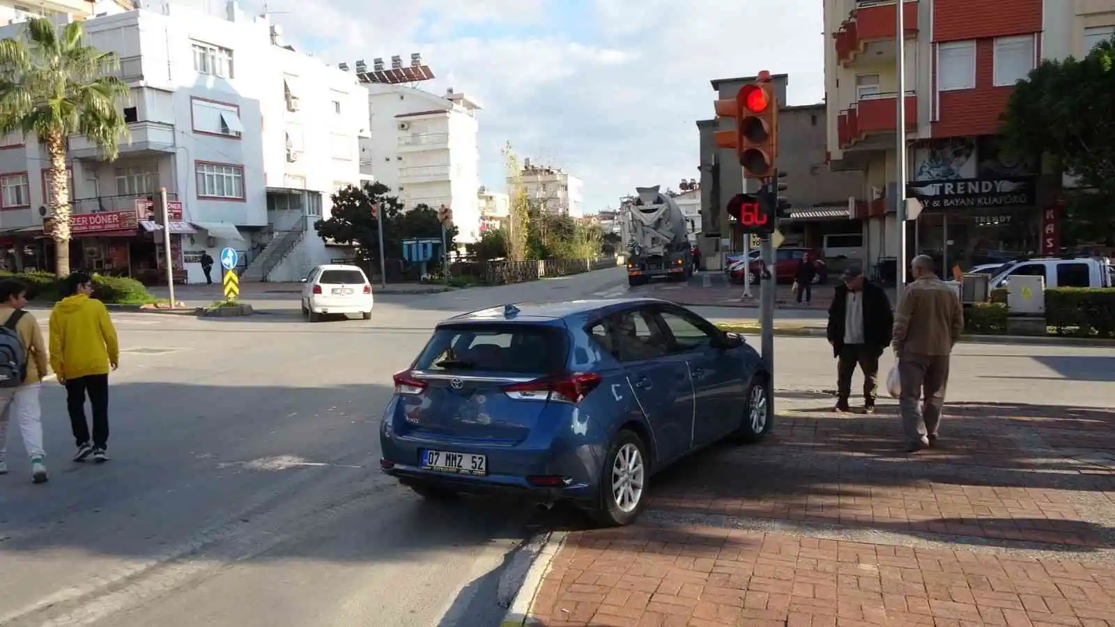 Beton mikserinin çarptığı otomobil trafik ışığına vurarak durabildi
