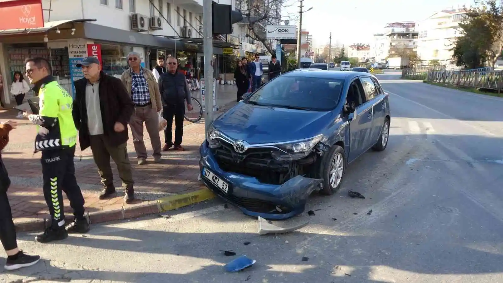 Beton mikserinin çarptığı otomobil trafik ışığına vurarak durabildi
