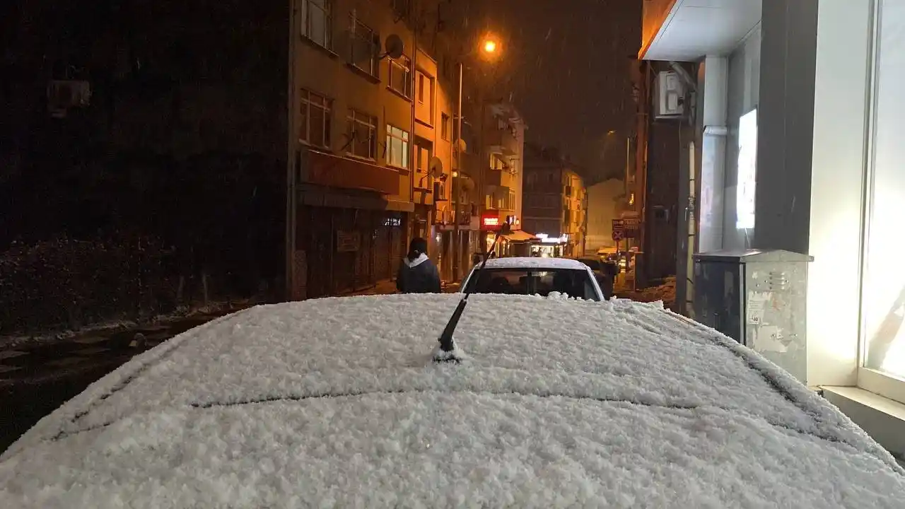 Bolu’da şehir merkezinde kar yağışı etkili oluyor
