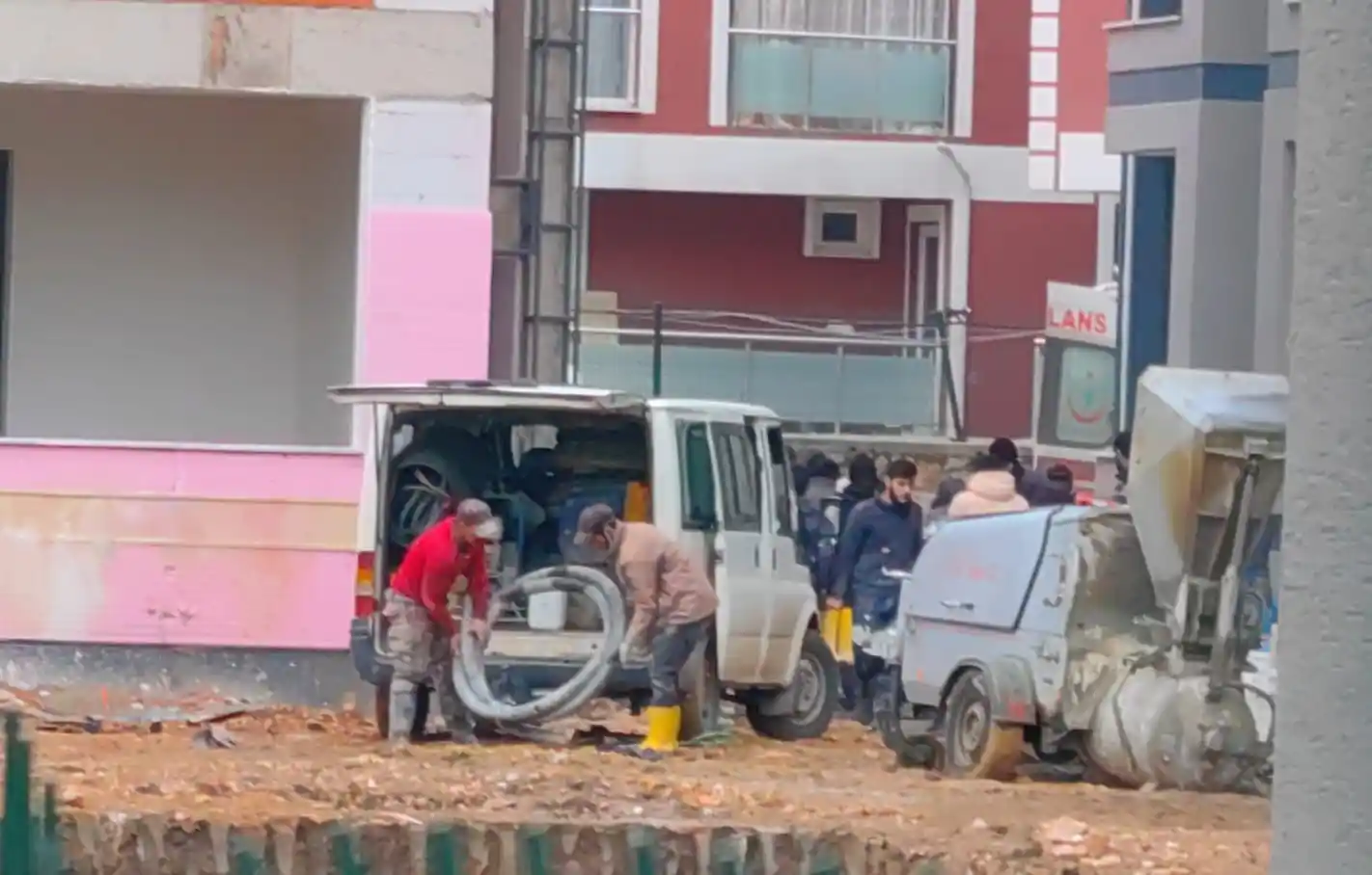 Bursa'da inanılmaz olay...3.kattan ağabeyinin üzerine düştü: 2 yaralı
