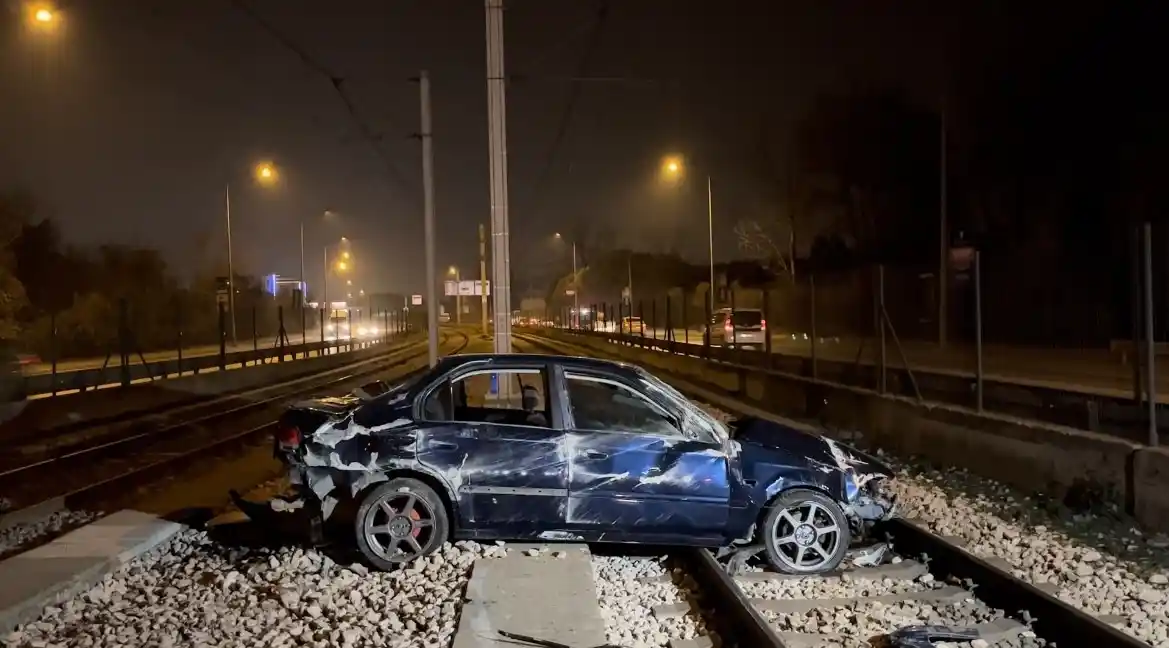 Bursa'da kontrolden çıkan otomobil metro raylarına girdi
