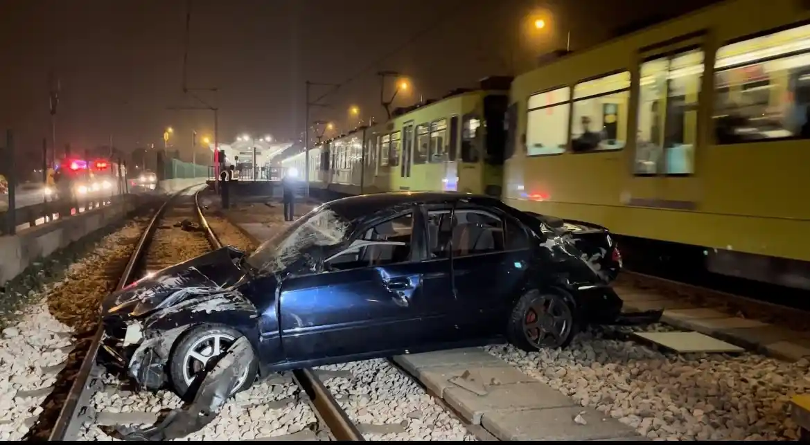 Bursa’da kontrolden çıkan otomobil metro raylarına girdi
