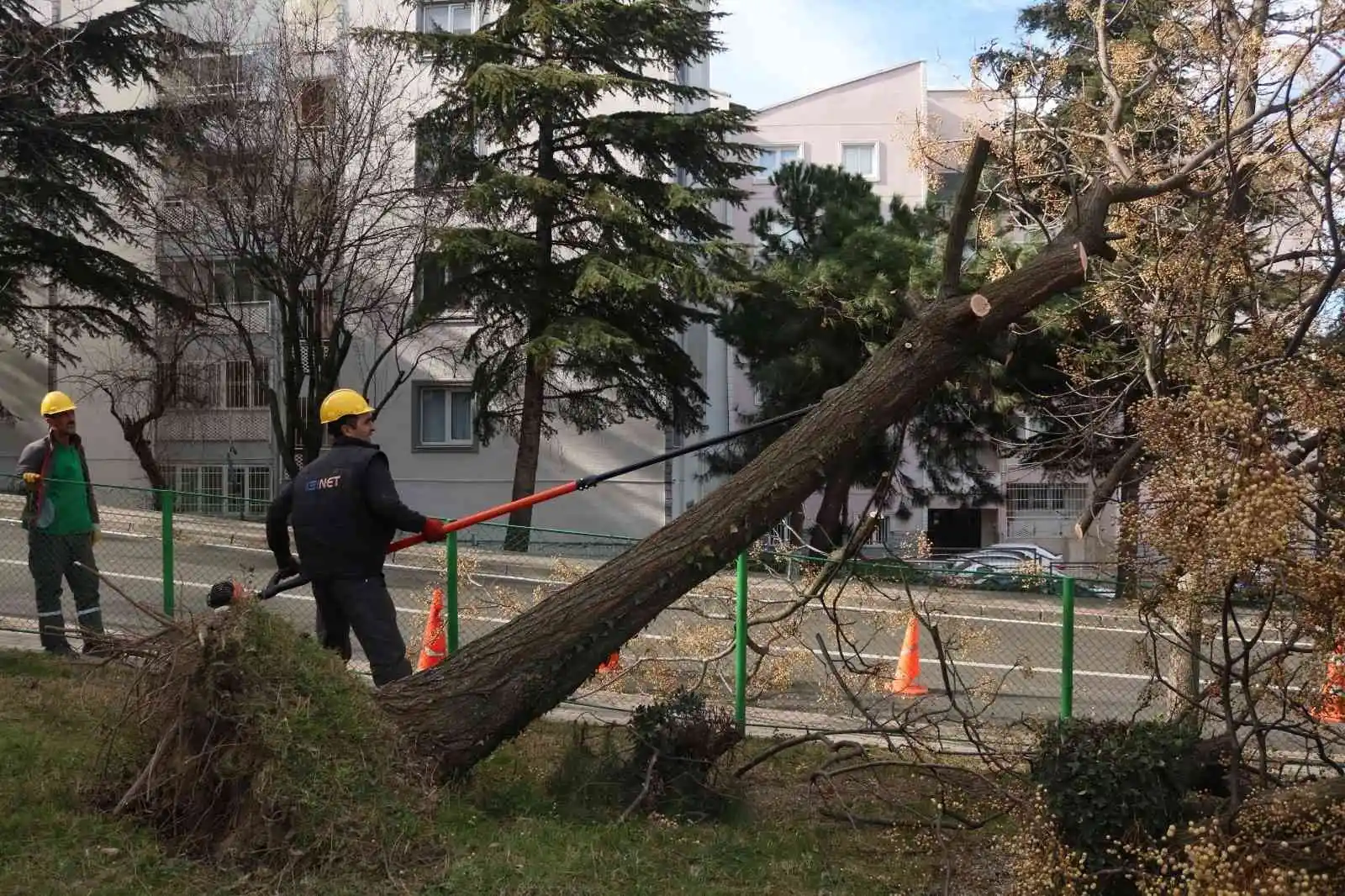 Bursa'da şiddetli lodosun etkisi sürüyor
