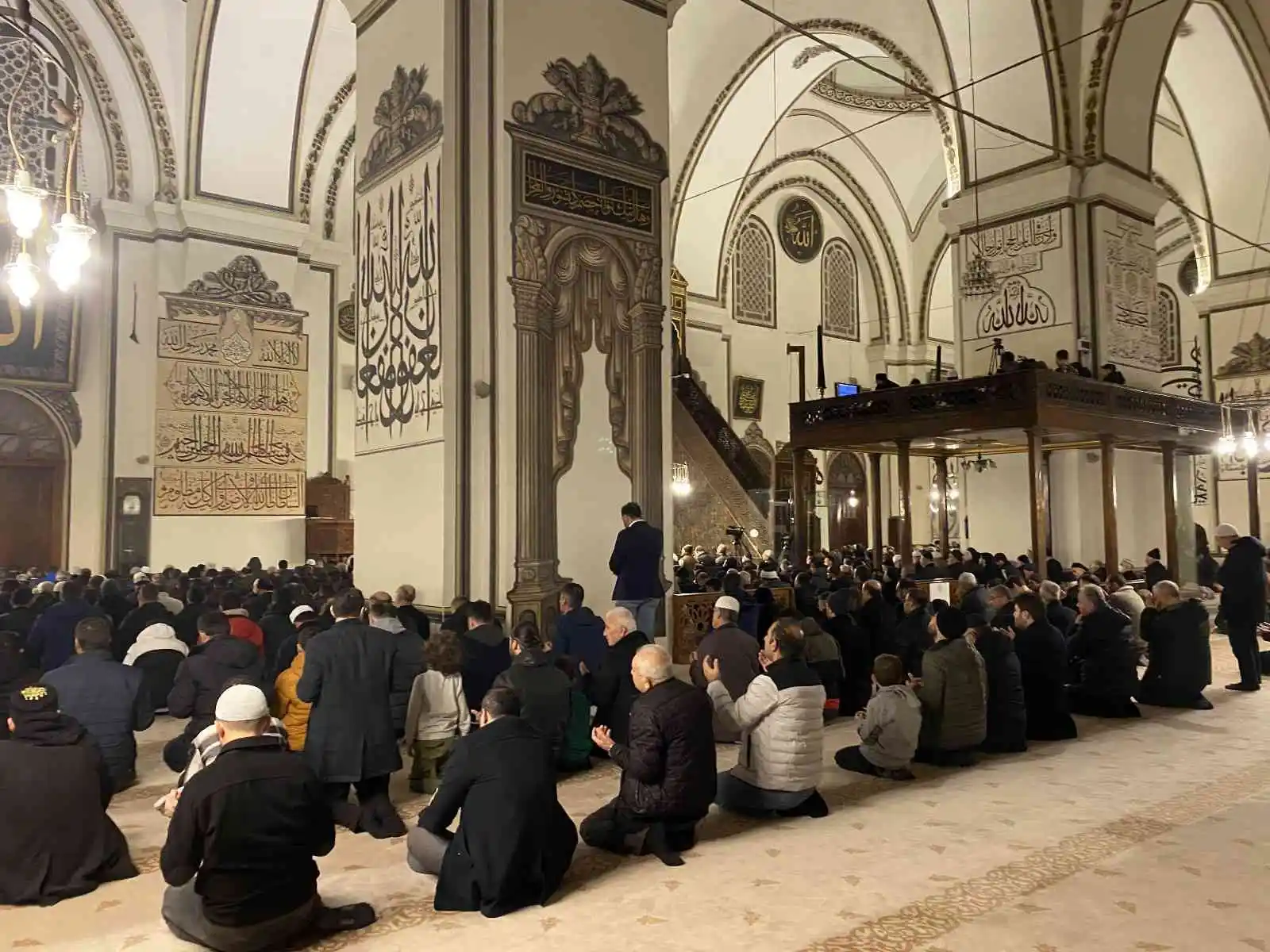 Bursalılar, Regaip Kandili’nde Ulu Cami’ye akın etti
