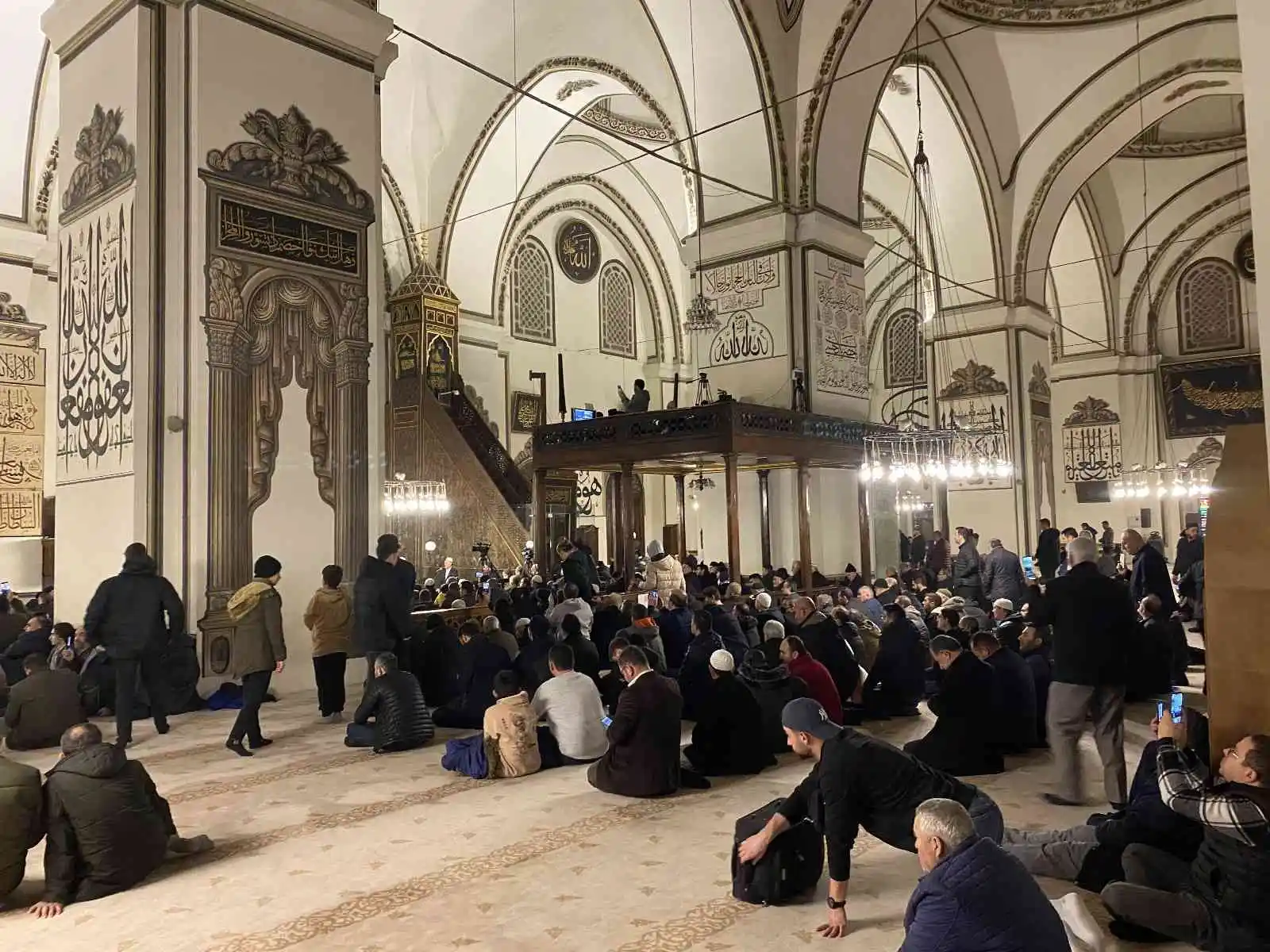 Bursalılar, Regaip Kandili’nde Ulu Cami’ye akın etti
