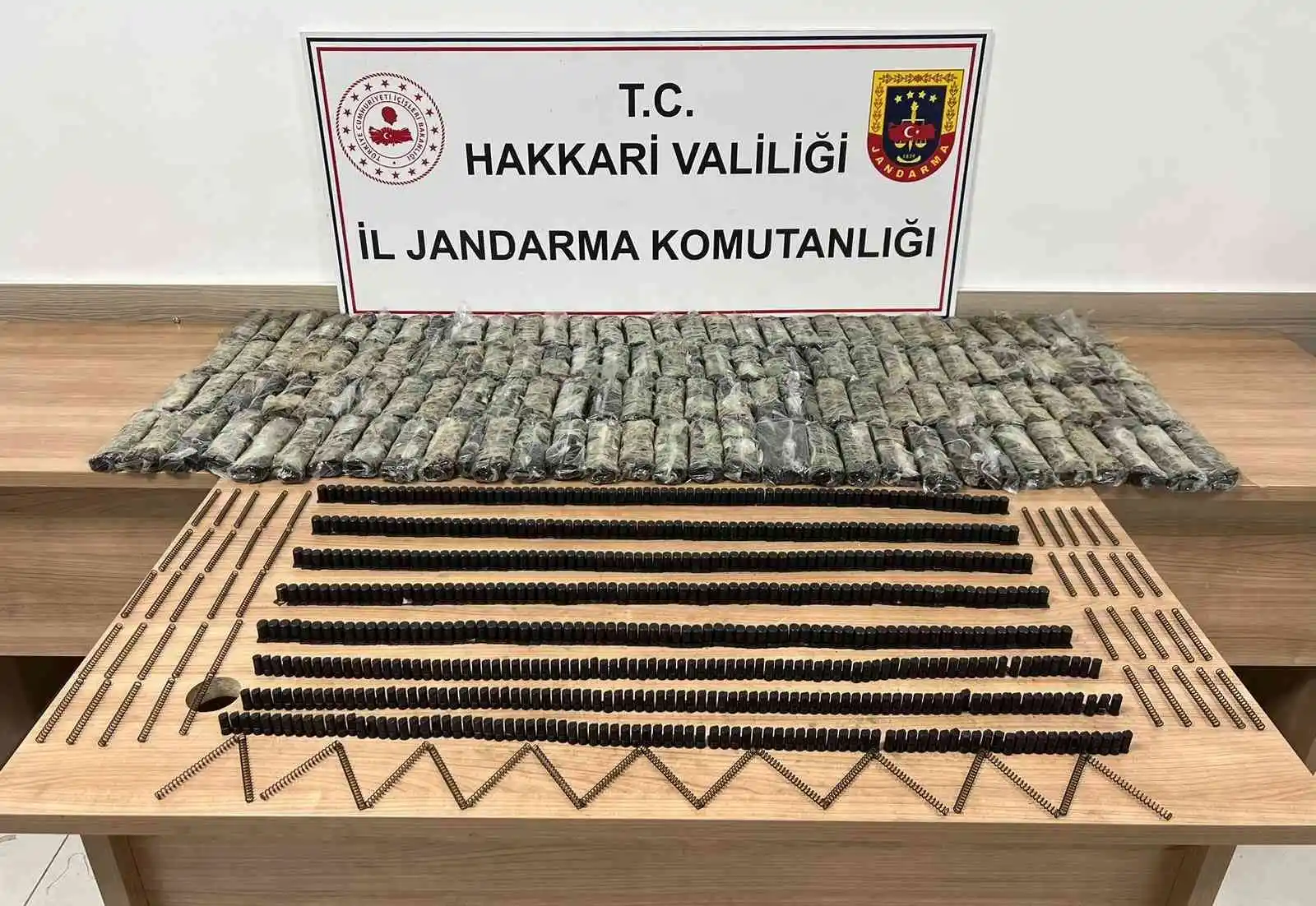 Çok sayıda tabanca parçası ele geçirildi
