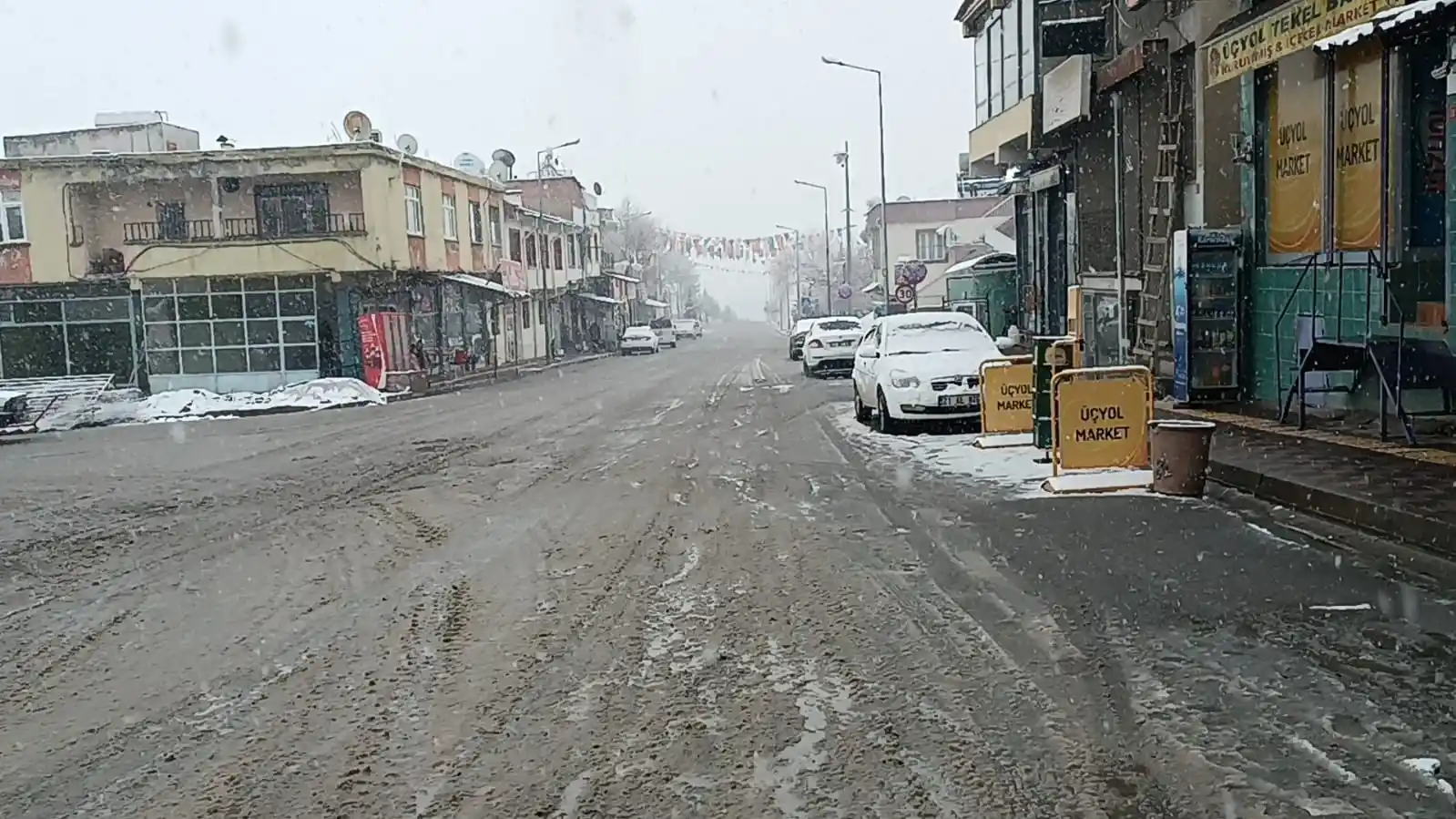 Diyarbakır kırsalı beyaza örtüyle kaplandı
