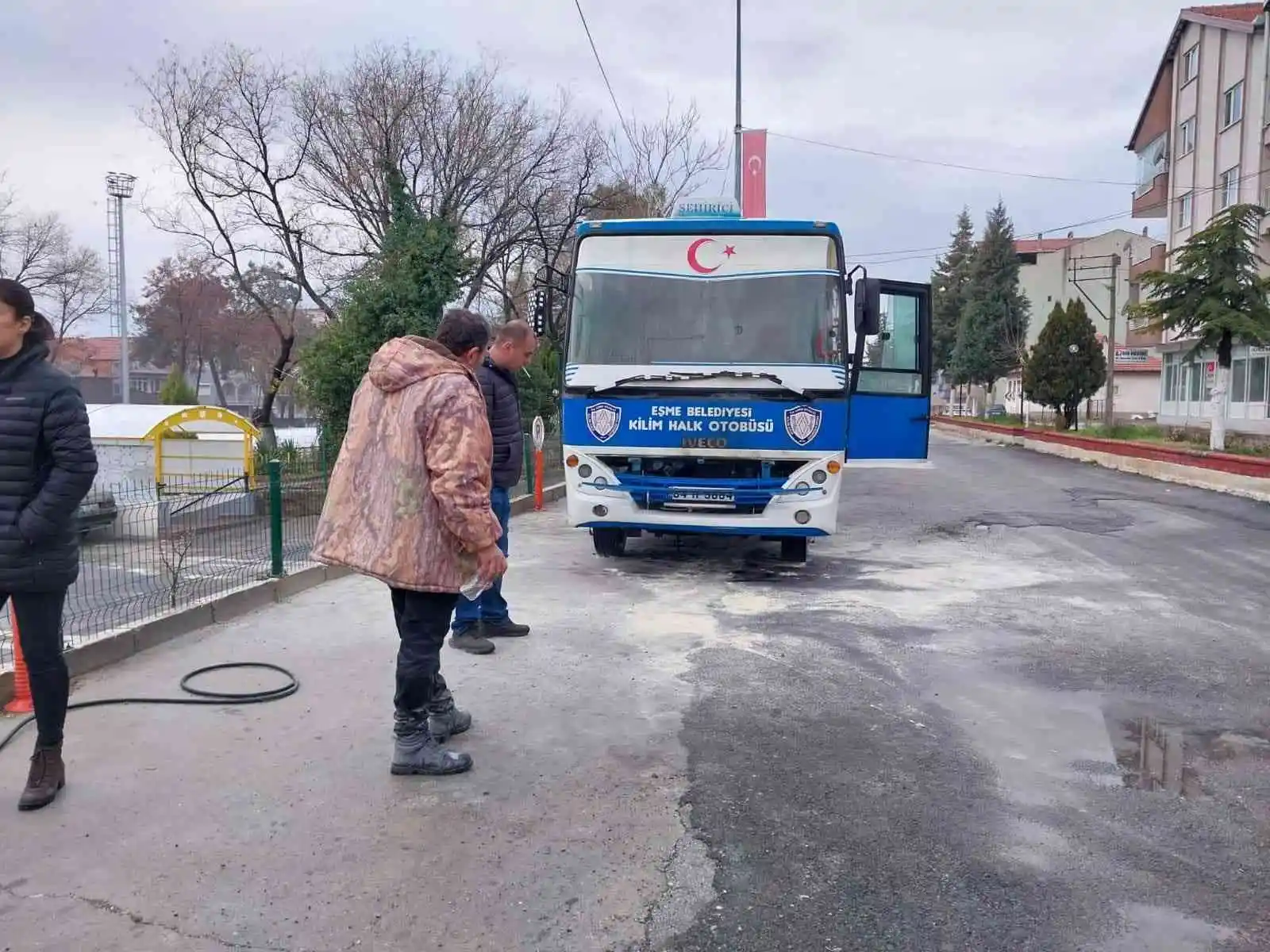 Dolmuş alev alev yanmaktan son anda kurtarıldı
