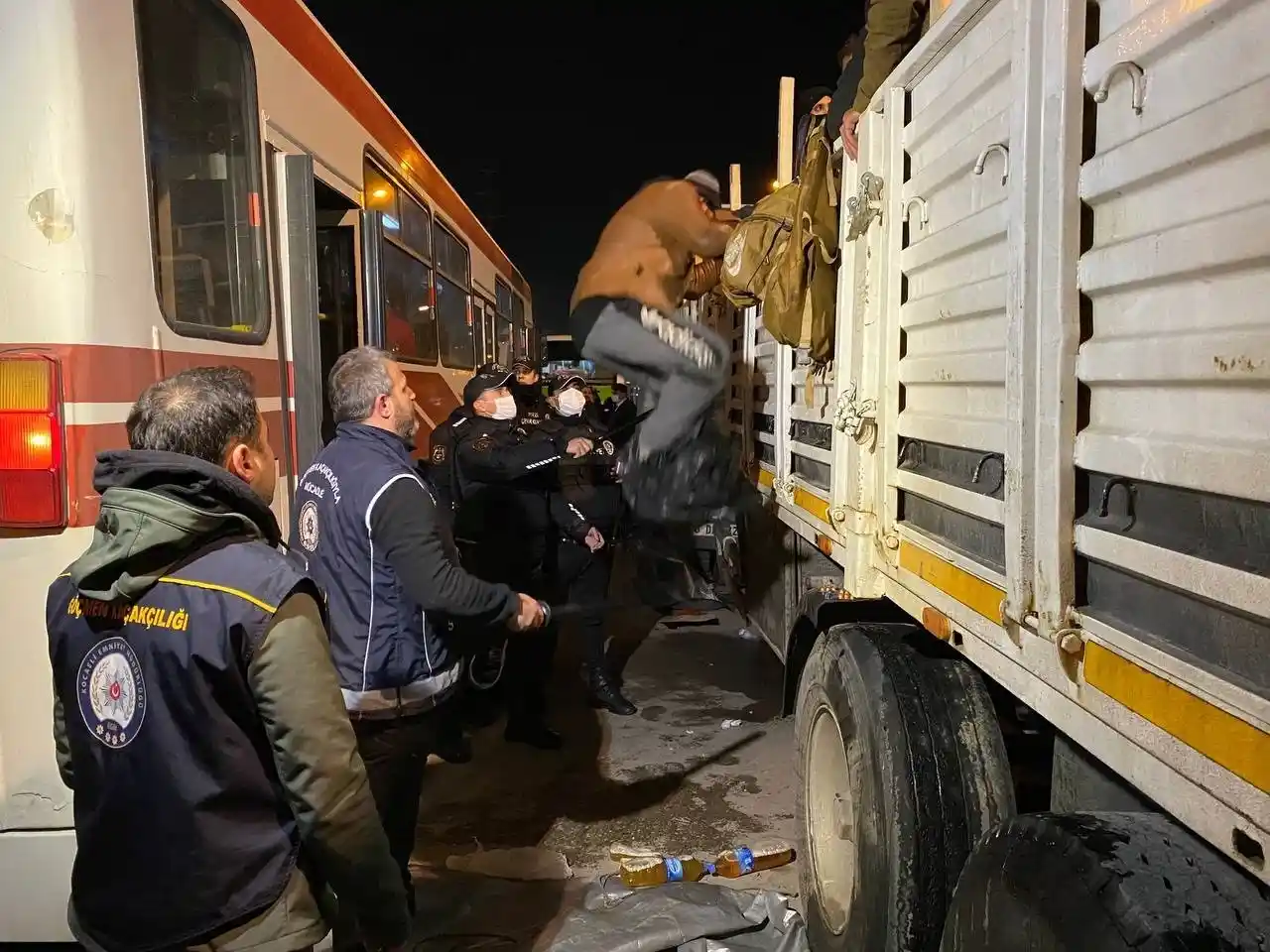 Dorseyi açan polis şoke oldu, 150 düzensiz göçmen çıktı
