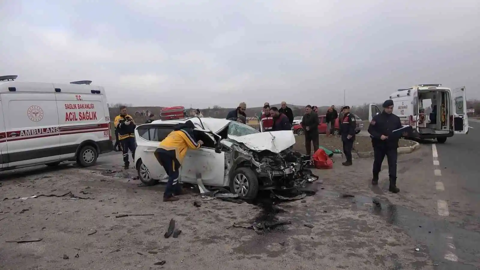 Elazığ’da otomobil kamyona çarptı: 2 yaralı
