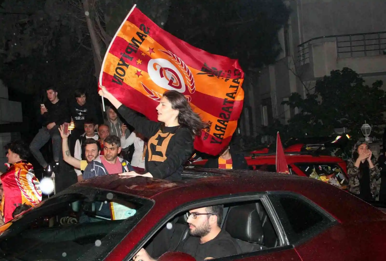 Erzincan’da buz gibi havada Galatasaraylı taraftarların galibiyet coşkusu
