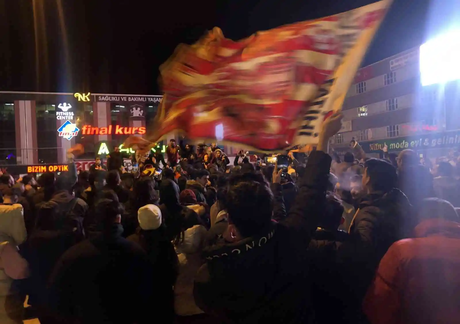 Erzincan’da buz gibi havada Galatasaraylı taraftarların galibiyet coşkusu
