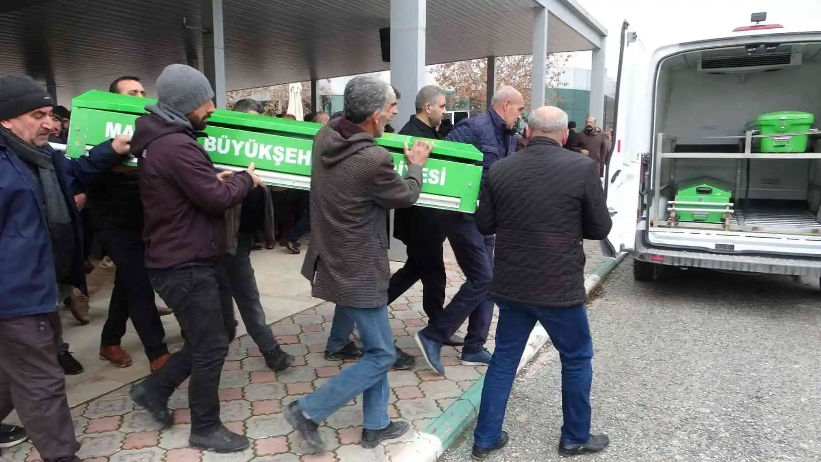 Eşi tarafından öldürülen hamile kadın defin edildi
