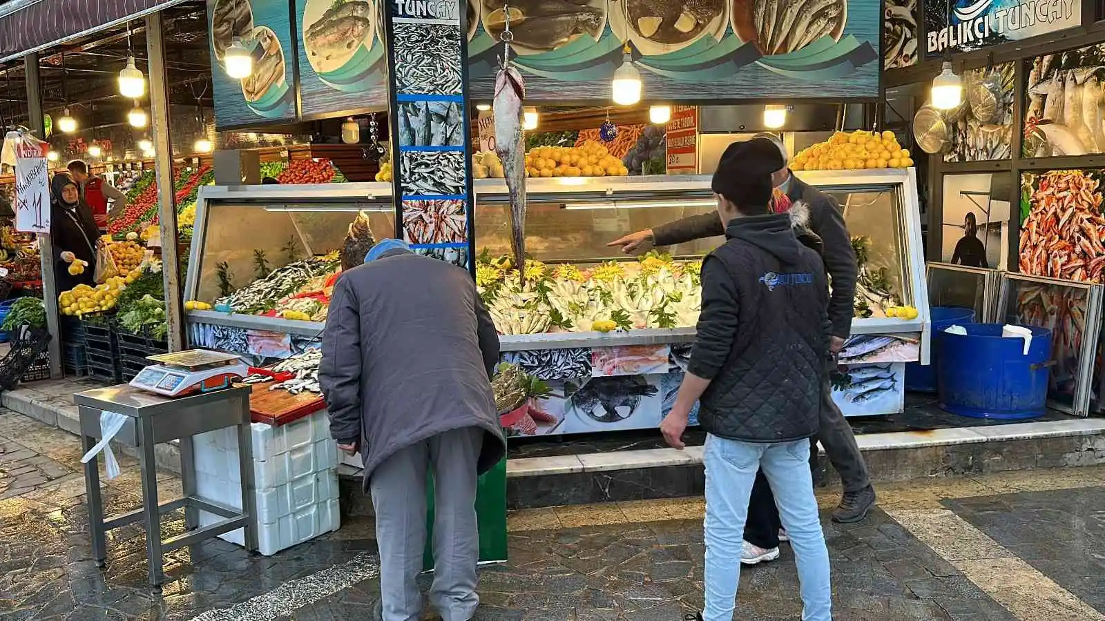 Fırtına ve sıcaklık balık fiyatlarına vurdu
