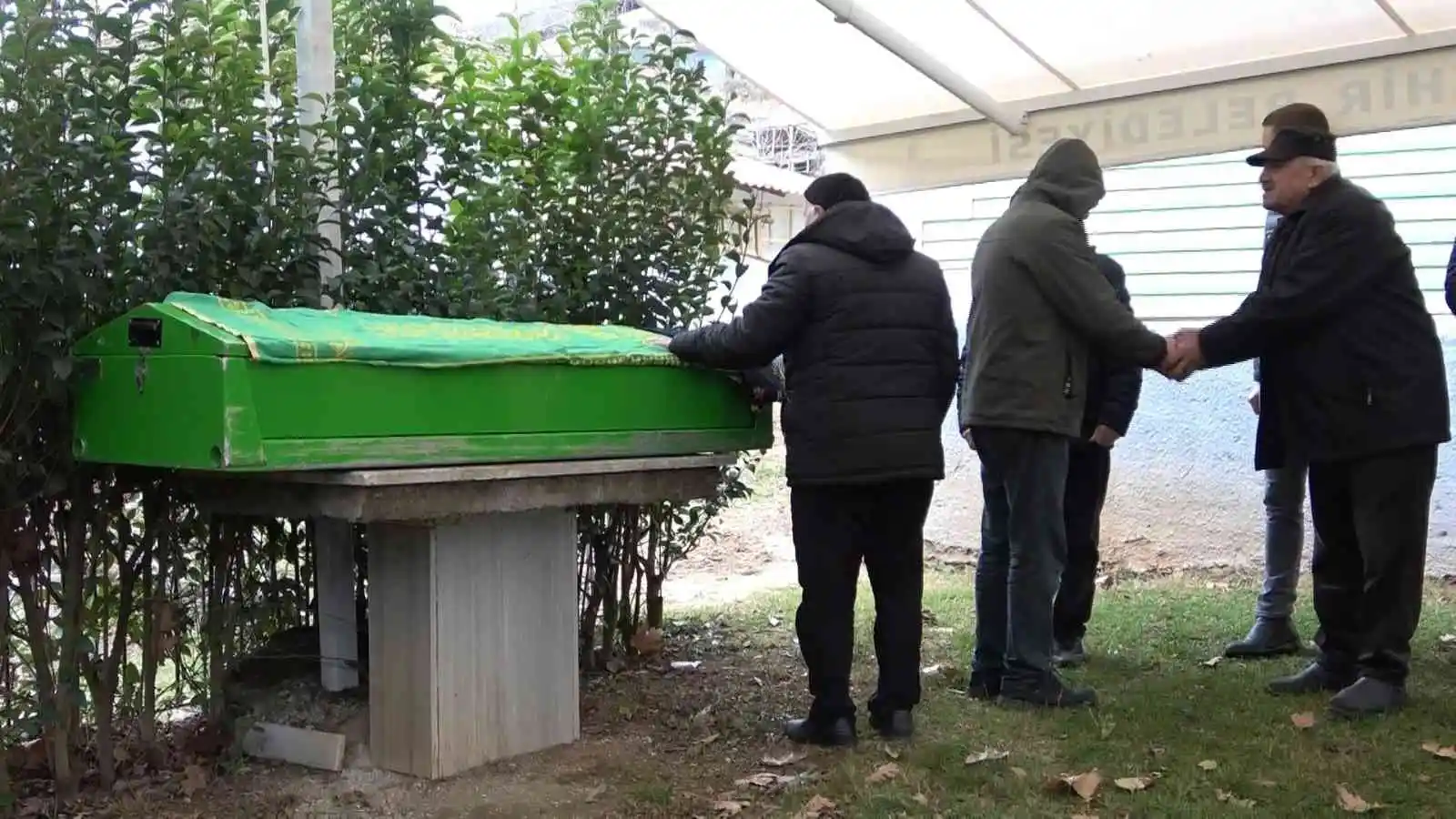 Fotoğraf çekmek isterken hayatını kaybeden genç kadın toprağa verildi
