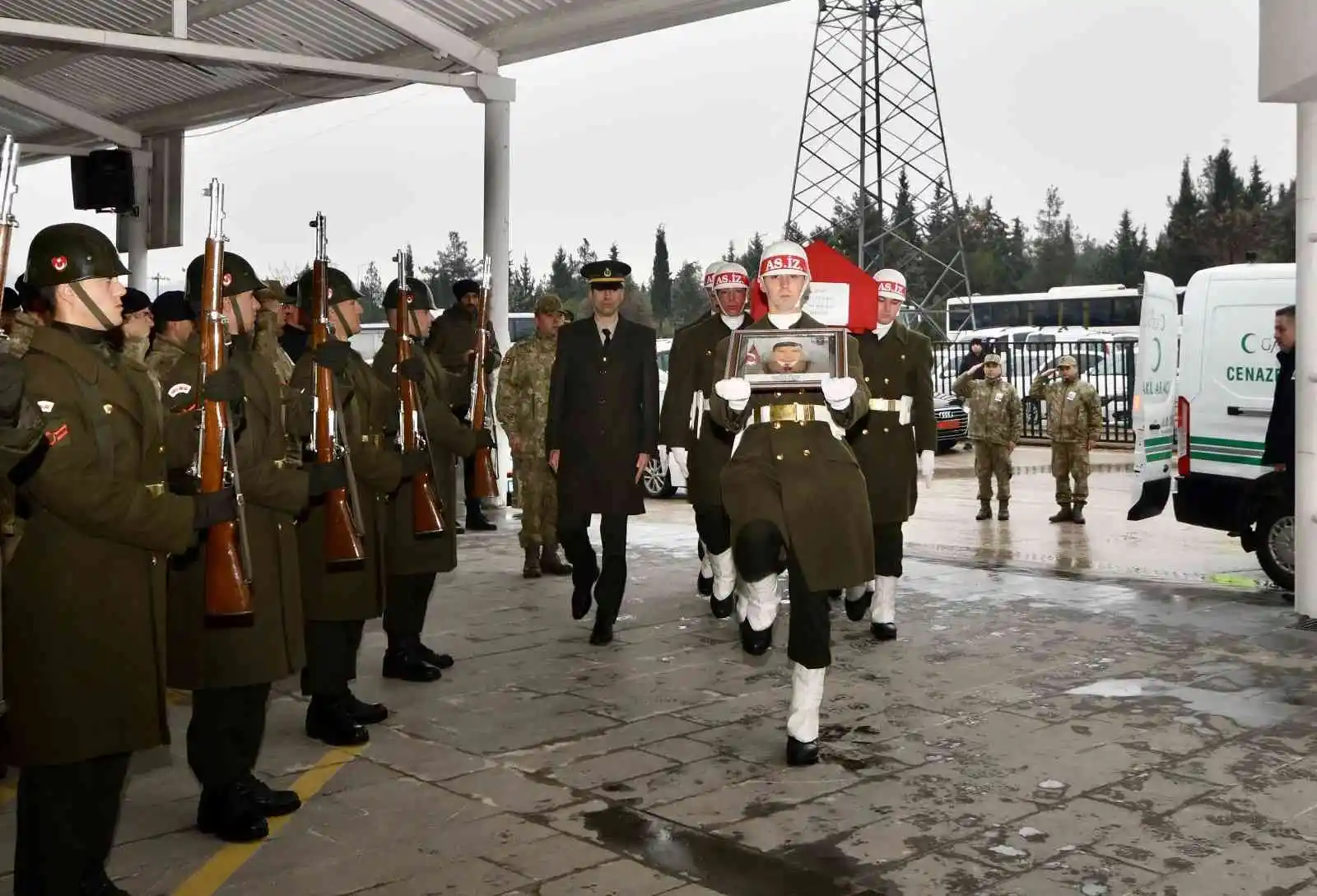 Gaziantep’te otomobil dereye uçtu: 2 yaralı
