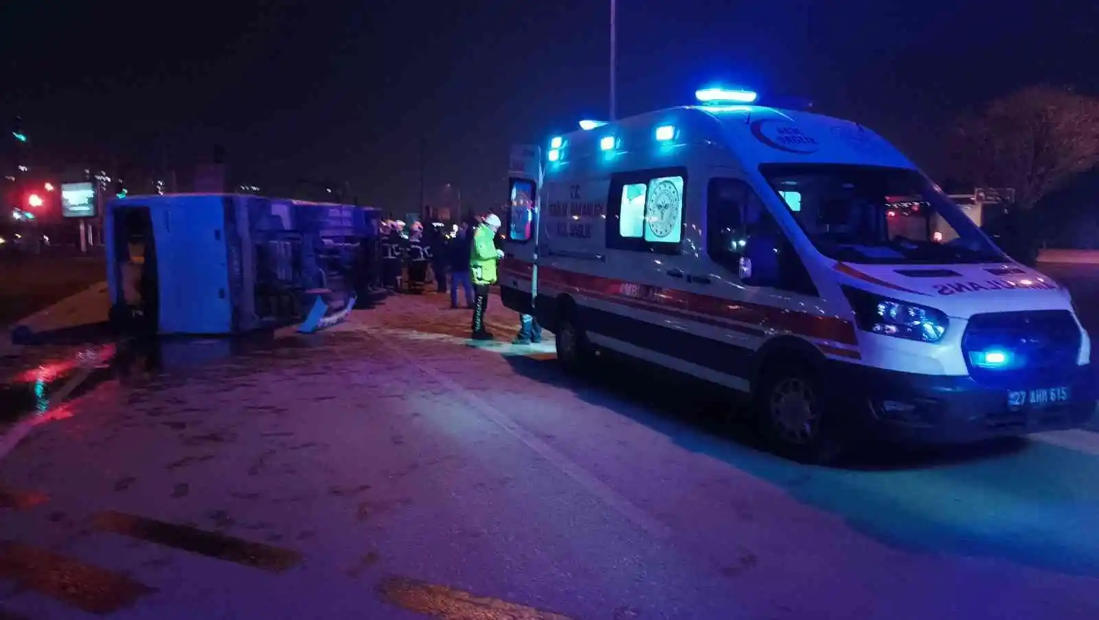 Gaziantep'te otomobille çarpışan işçi servisi devrildi: 2'si ağır 10 yaralı
