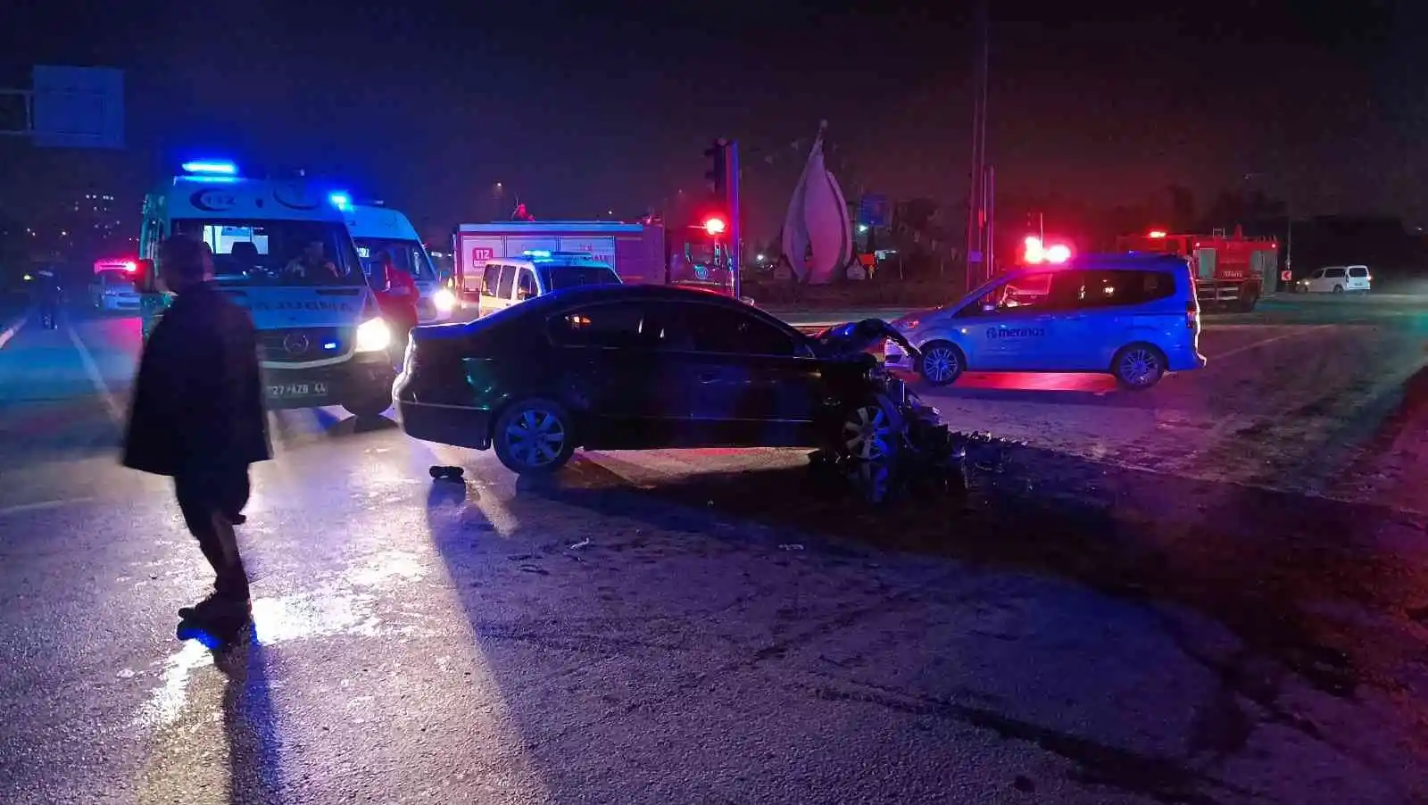 Gaziantep’te otomobille çarpışan işçi servisi devrildi: 2’si ağır 10 yaralı
