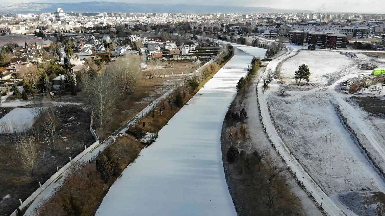 Geçen yılın aynı döneminde kara kış vardı, bu yıl bahardan kalma bir gün yaşanıyor
