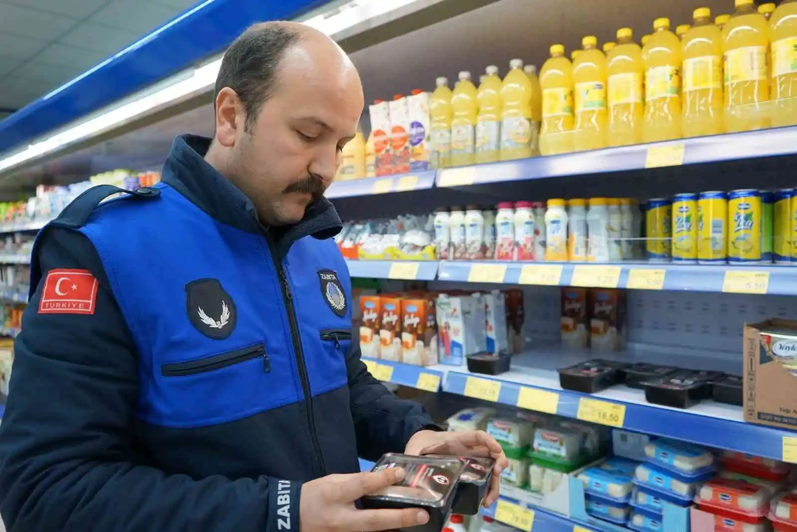 Gemlik’te zabıta market denetiminde
