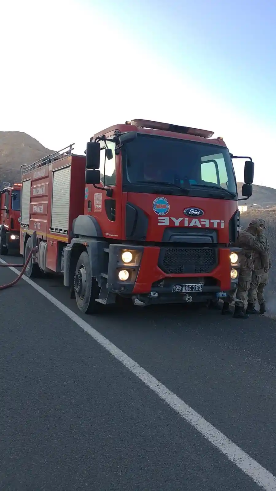 Gümüşhane’de mermer yüklü tır şarampole yuvarlanarak alev aldı: 1 yaralı
