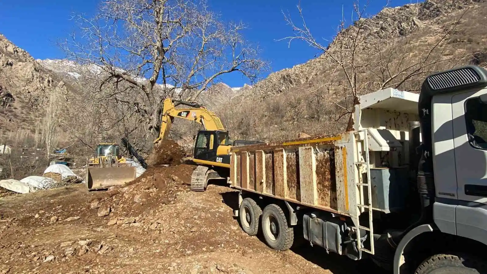 Hakkari'de yol onarım ve stabilize çalışması devam ediyor
