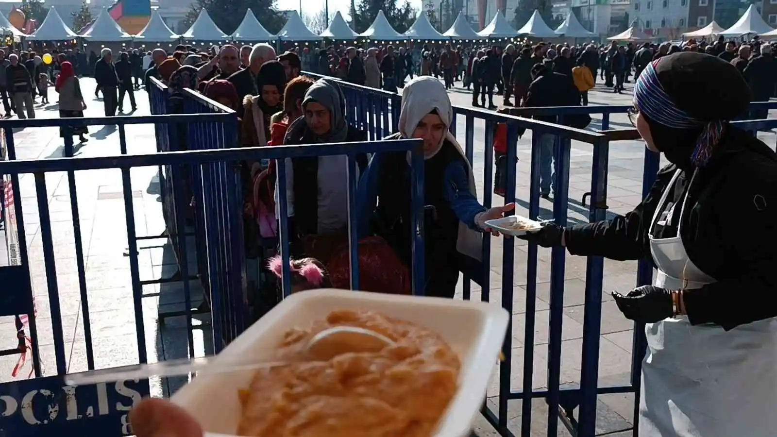 Hamsi Festivali’nde kuymak için uzun kuyruk oluştu
