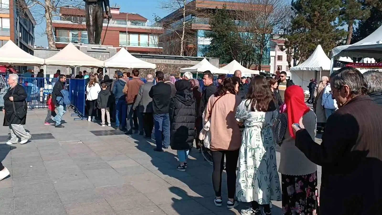 Hamsi Festivali’nde kuymak için uzun kuyruk oluştu
