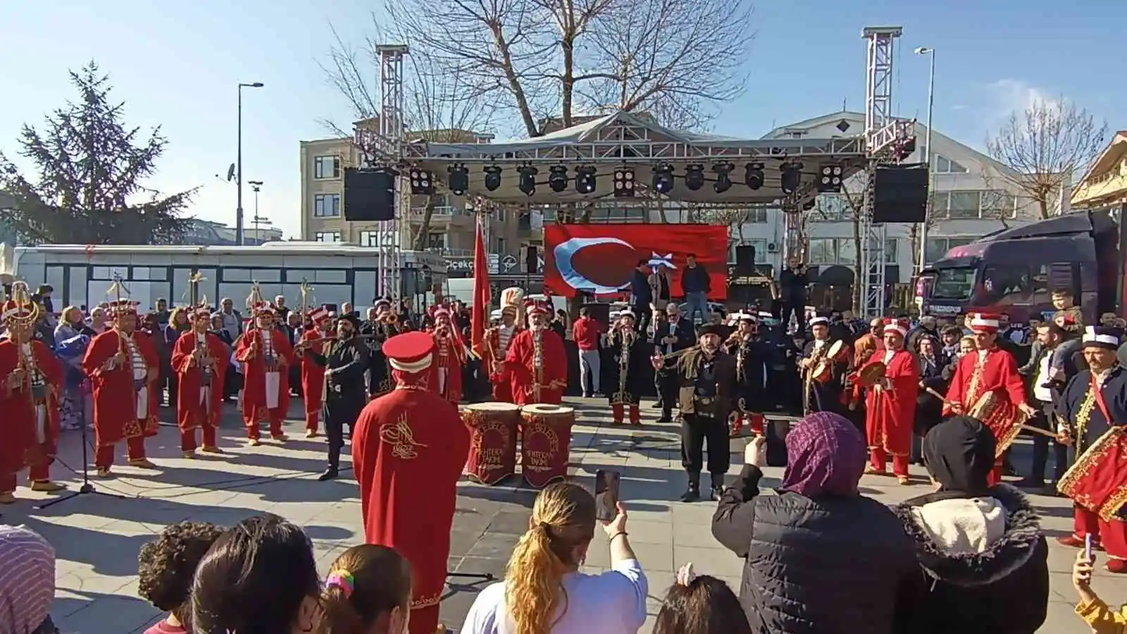 Hamsi Festivali’nde kuymak için uzun kuyruk oluştu
