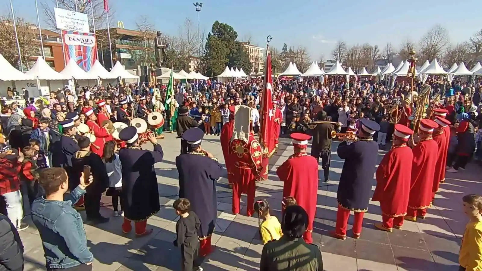 Hamsi Festivali’nde kuymak için uzun kuyruk oluştu
