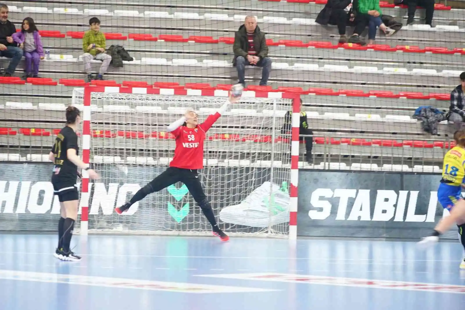 Hentbol EHF Kadınlar Şampiyonlar Ligi: Kastamonu Belediyespor: 28 - Storhamar Handball Elite: 33
