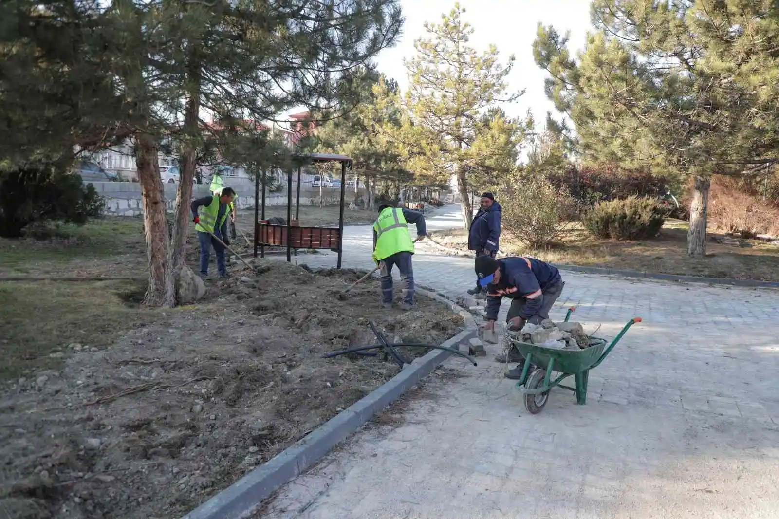 İsmail Hakkı Uzunçarşılı Parkı’nda çevre düzenlemesi ve peyzaj çalışmaları
