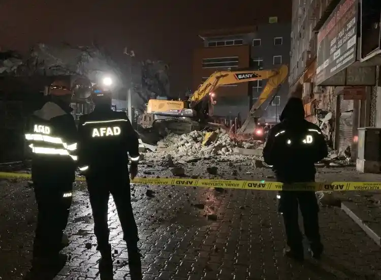 İzmir’de çöken eski İl Emniyet Müdürlüğü binasının enkazı temizleniyor
