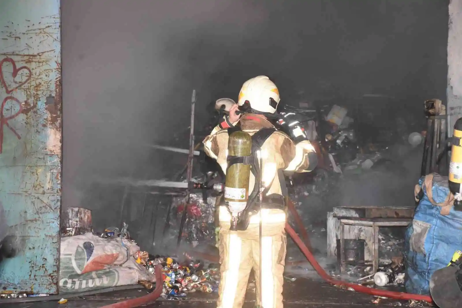 İzmir’de geri dönüşüm atölyesinde korkutan yangın
