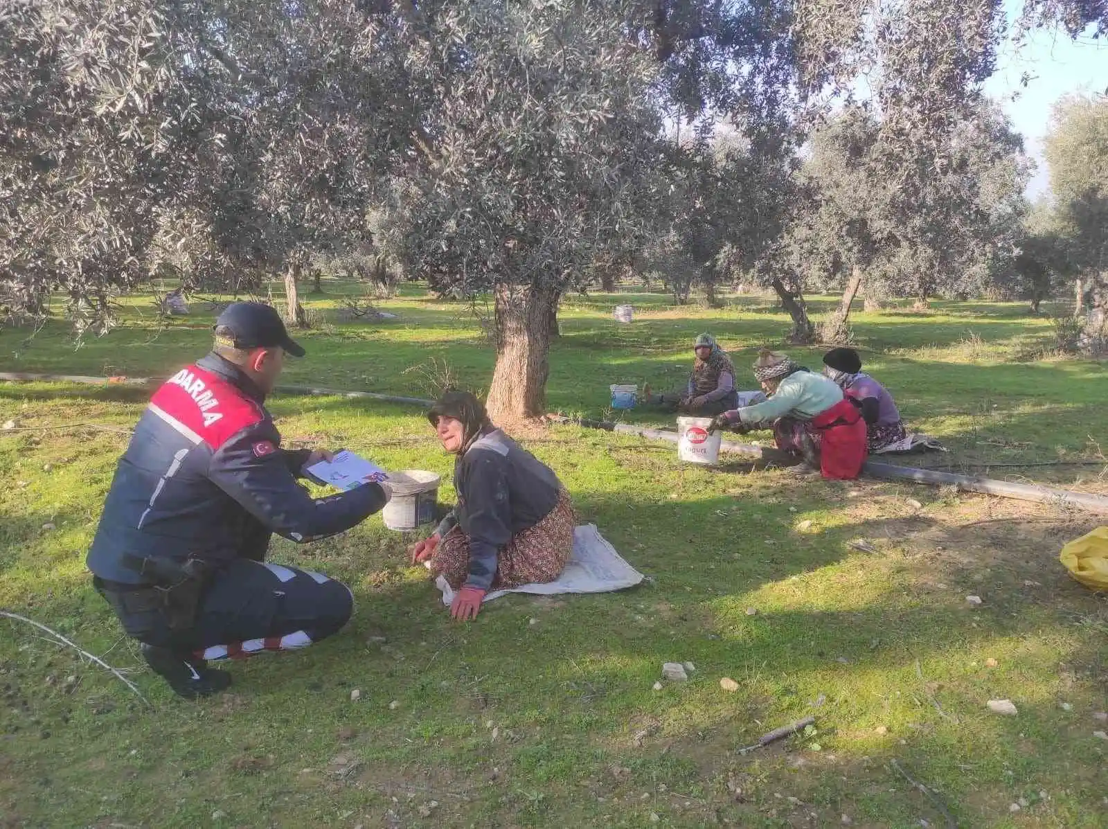 Jandarma ekipleri vatandaşları bilgilendirmeye devam ediyor
